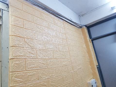 Miếng dán mới đẹp, thích hợp dán bề mặt khô ráo, chỗ tường ẩm mới không dính keo thôi, nói chung khá ổn.