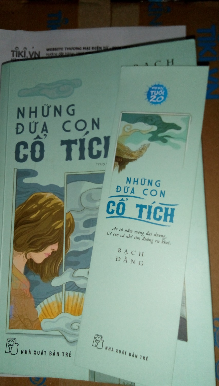 Ưu điểm: Diễn biến nhanh, không lan man thừa thãi, logic, trí tưởng tượng phong phú. Nữ xuyên, không phải thiên tài xuất chúng, người gặp người yêu blah bloh nên dù không quá ưng nữ chính thì mình cũng không phản cảm. Mình không thích Tấm nên đọc về Tấm Cám ở đây thấy rất thú vị. Truyện viết tiếp các truyện cổ tích, kết nối các câu chuyện với nhau theo cách không ngờ tới. Mình bị bất ngờ là tác giả làm thơ siêu thế. Rất hay và cảm xúc. Truyện đậm chất Việt công lớn ở các bài thơ lục bát. Đọc xong mình xem lại từng chương chỉ để đọc thơ.
Nhược điểm: Giới thiệu chả ăn nhập lắm. Một số nhân vật hay ho mà ít đất diễn quá. Phần nên khai thác thêm, ví dụ chuyện về Vạn Mai, thì tác giả lướt qua. Truyện văn phong đơn giản, hơi kém trau chuốt. Với người thích từ ngữ hoa mỹ, cầu kỳ như mình thì đọc chưa đã, trừ phần thơ. Và thơ, ngoài hai câu đề mỗi chương, các đoạn thơ lục bát khác tại sao lại không trình bày theo thể lục bát? Do ý đồ tác giả hay lỗi người trình bày? Vì mình thấy nó chả thể hiện được ý đồ gì hết cả.
Nhìn chung vẫn còn sạn, nhưng khi đọc bị cuốn vào diễn biến, và thích thơ trong này quá nên cho 5 sao.