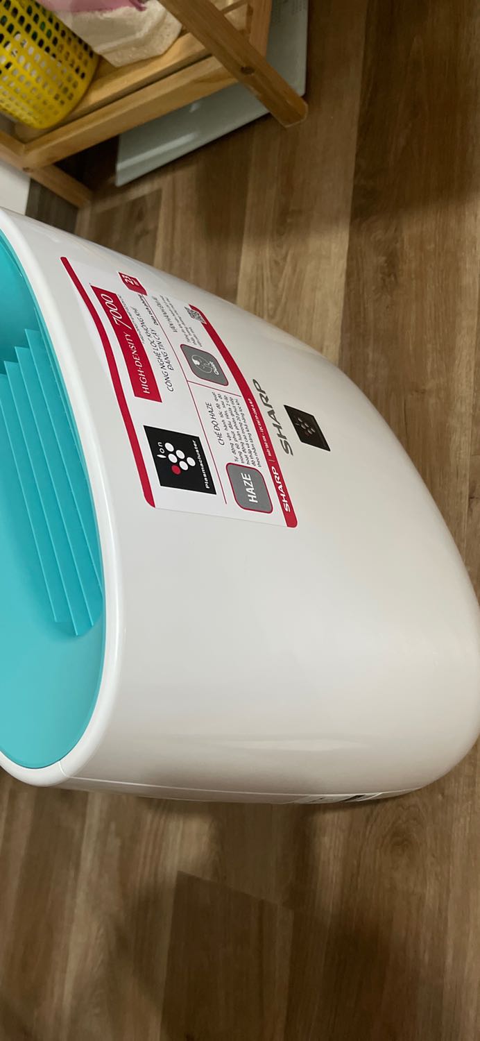 Mình mới mua được 2 ngày, sử dụng thấy cũng ok. Nhưng mà thiết nghĩ nếu có phòng ngủ riêng thì nên mua nha. Còn mà ở căn hộ kiểu studio, nấu ăn trong phòng thì nên cân nhắc. Tại có miếng hepa hút mùi, bữa mình lỡ chiên đồ ăn giờ cái miếng đấy hút hết mùi vào miếng đấy, giờ cái máy nó thải ra toàn mùi dầu ăn ?. K biết chữa cách nào cả... thay miếng hepa mới hở ?