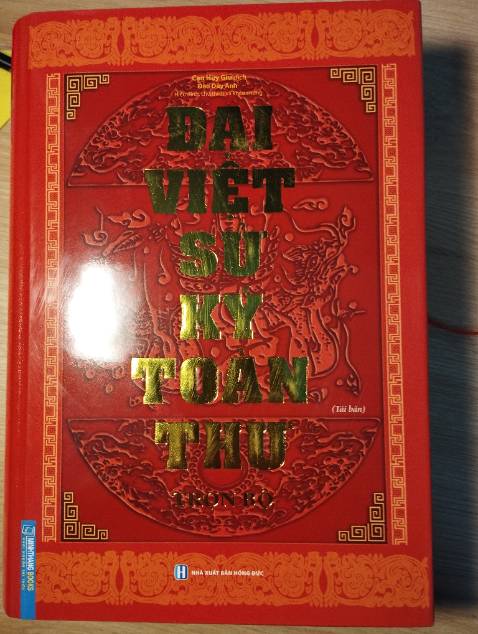 Sách được đóng gói cẩn thận, hình thức sách mới, mực và giấy in tốt chỉ có điều gáy sách chưa được chắc nên một số trang lỏng lẻo, dễ bị bật.