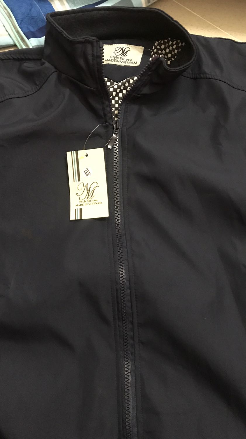 Áo dày và vừa, mình cao 1m73 nặng 73kg nên mình chọn size xxl 
Chất ngoài là vải dù, nếu có đi mưa chút cũng được chống thấm nha mọi người
TiKi chăm sóc khách hàng rất tốt, vì lần đầu nhận áo bị lỗi cái túi may dính, sau đó đổi lại áo hoàn chình
Thanks