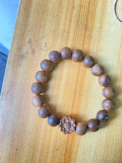 Trầm thơm. Vòng nhẹ và đẹp. Mang vào cảm giác rất an lành