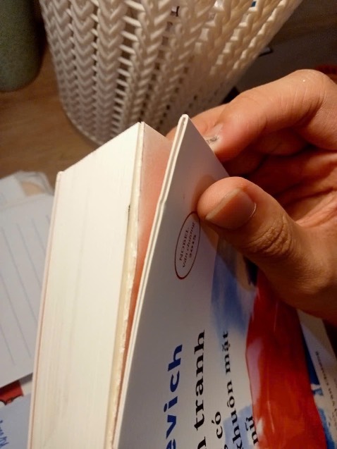 Sách cảm giác như hàng cũ, bìa bị dập, rách, giấy bên trong bị rách và dính vào nhau, 1 phần giấy còn bị lem mực. Mặc dù giá rẻ nhưng không thể chấp nhận được với chất lượng sách như này. 1 vết rách thì mình còn giữ lại đọc được nhưng nhiều lỗi như thế này thì mình cần TIKI đổi lại sách khác cho mình😭😭