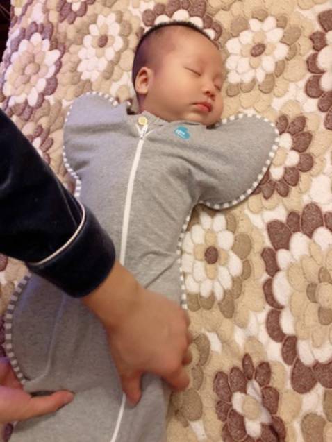 Em bé ngủ nhộng ngoan hẳn, mình đang tập dần cho bé ngủ nhộng, thấy bé rất hợp tác với loại này. Shop đóng gói kỹ, chất vải mềm mát và thấm hút mồ hôi tốt.