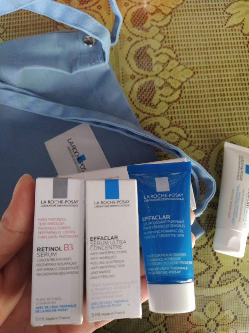 sp tốt đóng gói tốt giao nhanh..mua 1sp đc 4 quà tặng chất lượng...e b5 này thì khỏi bàn rồi kem lên da mướt nâng tone nhẹ,mình dùng kết hợp với retionl A313 buổi tối,ság thì dùng 1 mình e b5 này vs kem chống nắng(sink aqua nắp vàng)..đc 1 tháng thấy da đc cải thiện đều màu hơn tí..lcl nhỏ đc xíu nha