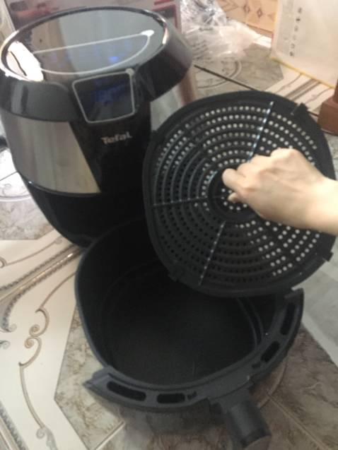 Nồi cứng cáp, dung tích lớn, có thể chiên được 1 con gà. Nồi được giao nhanh (khoảng 1 ngày), bọc chống va đập cẩn thận, quà tặng kèm được giao sau đó vài ngày. Bảo hành cũng đơn giản, chỉ cần quét QR hoặc đăng nhập trên web là có thể đăng ký bảo hành online được.
Lần đầu khi dùng máy sẽ có mùi nhựa. Mình đã tham khảo hướng dẫn trên web để khử mùi nhựa bằng cafe sữa và khá hiệu quả. Từ lần sau đó, khi chiên nướng sẽ không còn mùi nhựa nữa.
Mình chọn Tefal vì lớp chống dính hiệu quả và nhiệt độ nướng cao, tiết kiệm thời gian. Tuy nhiên, khi nướng vẫn phải lật mặt và lúc nướng sẽ có tiếng hơi ồn xíu, nhưng không phải vấn đề lớn. Mình đã thử vài món và thành công bước đầu. Dù là nồi điện tử nhưng bố mẹ mình tuy lớn tuổi cũng không gặp khó khăn mấy trong quá trình sử dụng.
Nhìn chung, mình khá hài lòng với nồi chiên này của Tefal