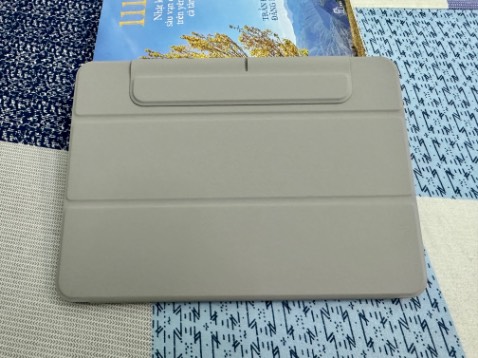 Bao da này chất lượng hoàn thiện kém, nam châm hít rất yếu iPad dễ rơi ra