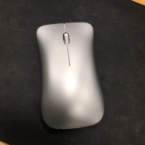 Chuột rất đẹp nha, bấm êm, cầm thích tay ❤️❤️ mình mua để cùng màu với macbook của mình, quá là hợp luôn. Lúc đầu mình mua hàng bị lỗi không ấn được, nhưng bên shop cực kỳ nhiệt tình đổi ngay cho mình con chuột mới. Rất ưng 😁