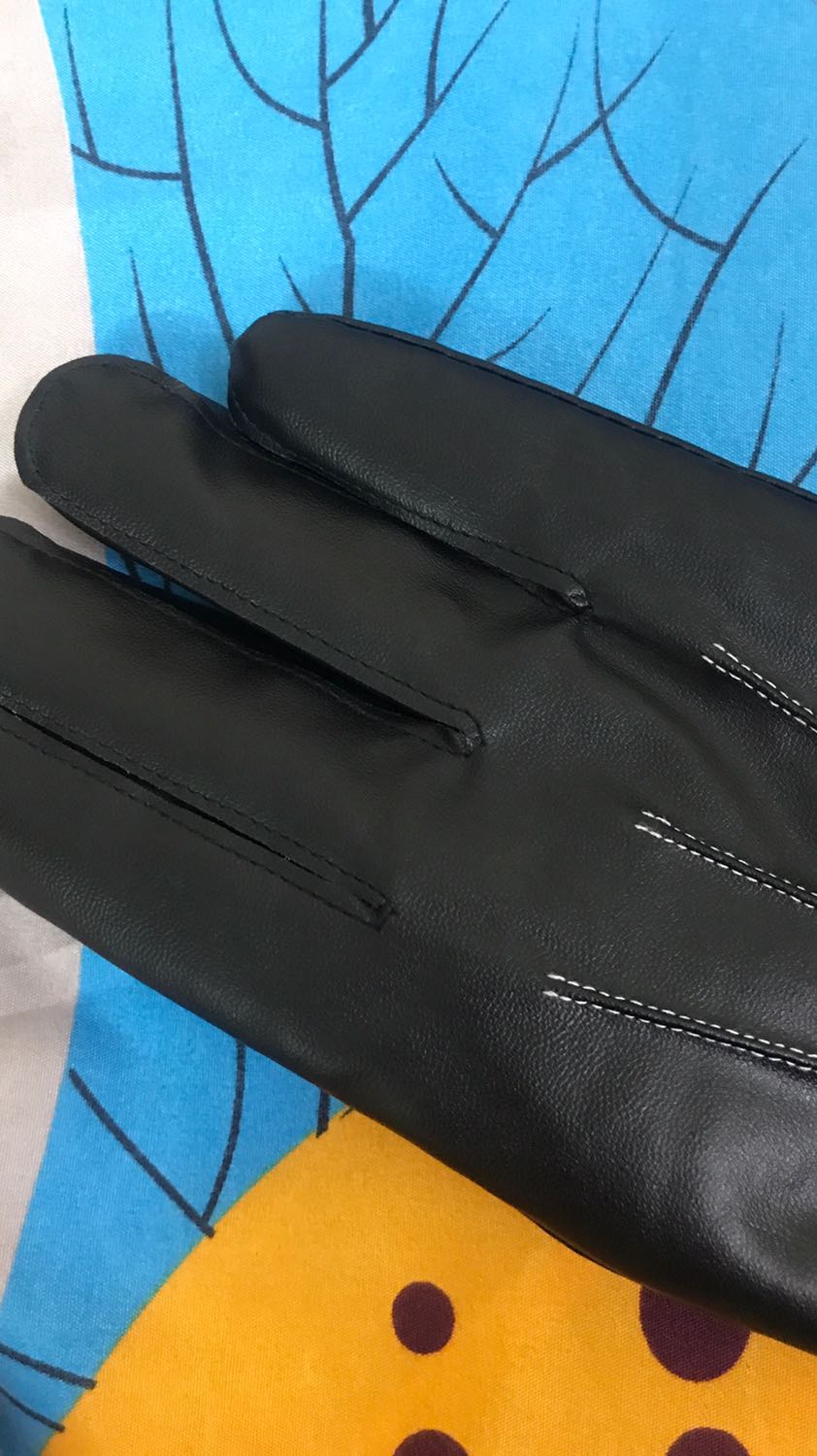 Găng tay da xịn, chất da tốt, mềm mại dễ chịu, bên trong lót lông kỹ càng đeo rất thoải mái và dễ chịu. Đường chỉ may chắc chắn. Hàng tốt đáng đồng tiền.