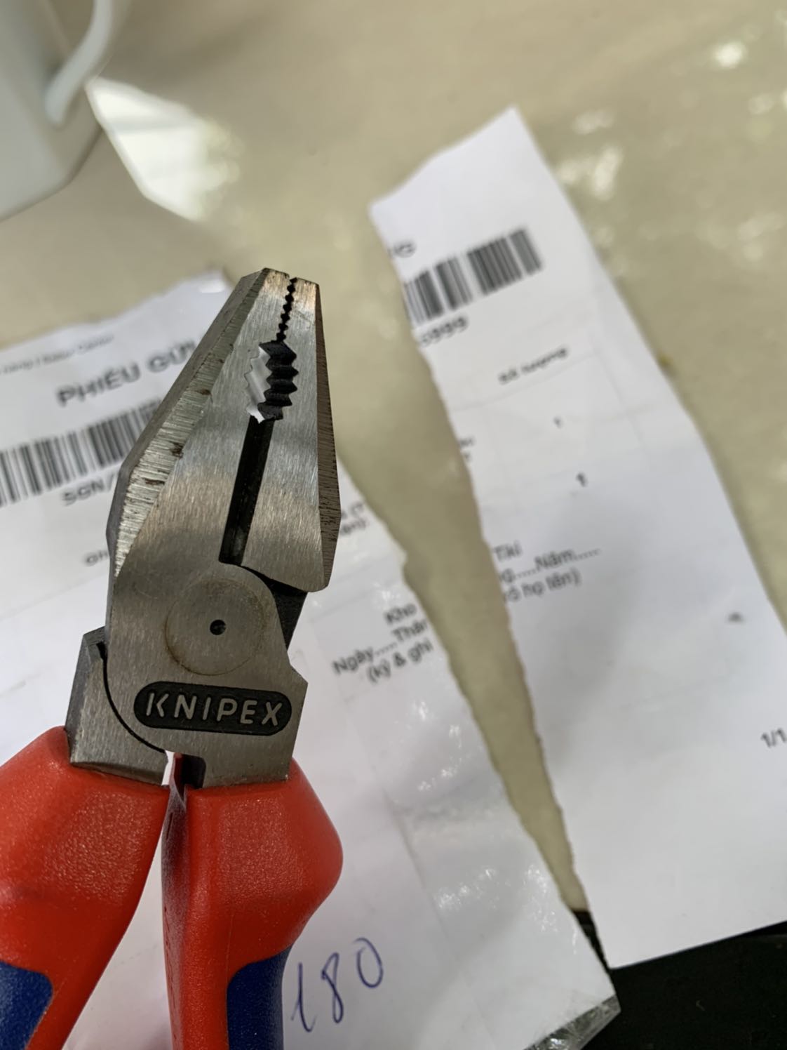 Đơn vị bán hàng có dấu hiệu *** đảo, mua kìm knipex 225 giá 755K trên tiki lại giao loại 180 giá 630K. Hàng lại cũ, không bao bì. Đề nghị Tiki xử lý nghiêm các thể loại *** đảo này