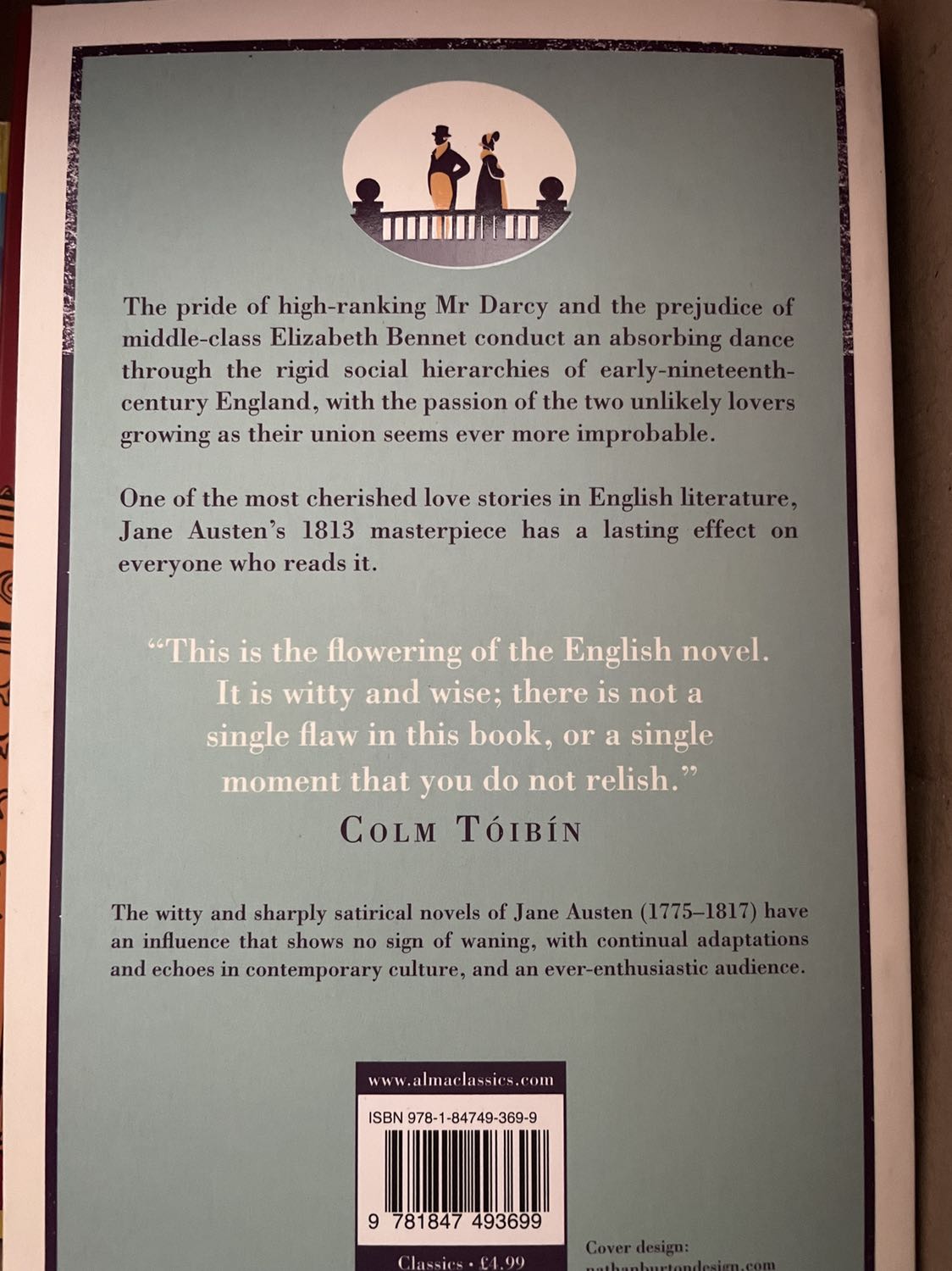 Sách mình vừa khui trong hộp ra đã bị cong mép, bìa phai màu lem nhem. Nếu được mong Tiki đổi sách mới cho mình.