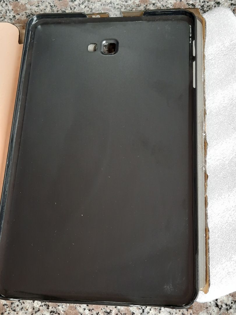 Chào shop,  Tôi có đặt hàng bao da cho máy tính bảng sam sung Tab A  10.1 -2016, nay đã nhận được sản phẩm.  Nhưng bao da nhỏ hơn máy tính của tôi 1cm,  vì vậy tôi đã chụp hình ảnh của sản phẩm và phản ánh tới 18006963, đồng thời cũng gửi tới  emamail của tiki những phản ánh với hình ảnh của sản phẩm. Vì vậy mong shop xem xét và đổi sản phẩm khác cho tôi dùng phù hợp với máy tính của tôi.  Xin chân thành cảm ơn!