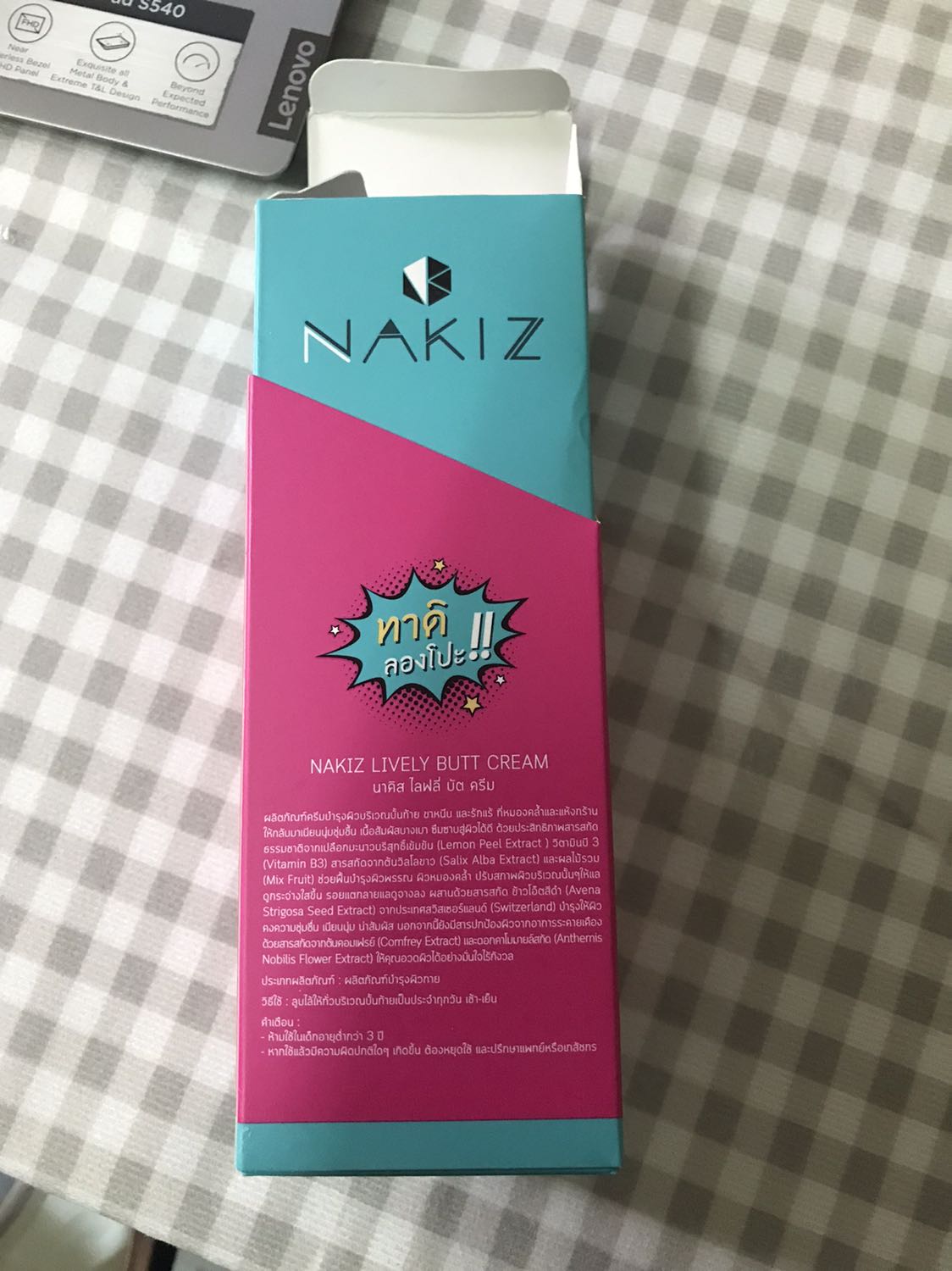 Đóng gói kỹ, giao nhanh. Chưa xài nên chưa biết tác dụng. Bôi lên da thì thấm tốt, mau khô. Hơi nóng mông sau 30 phút bôi. Hương nhẹ, mùi mỹ phẩm. Tuy nhiên, ko có tem và lớp màng dán trên nắp. Hộp có 2 ngăn nhưng 1 ngăn trống, không biết có bị sót gì không. Shop tặng quà là dây cột tóc.