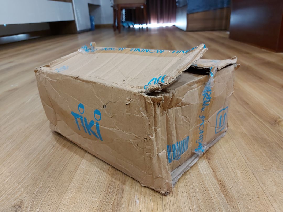Đóng gói sản phẩm quá tệ. Mình mua 1 lần 6 cuốn sách vì có deal sale sách ngoại văn lớn nhưng kết quả nhận được là sách cũ và bìa xước :) Lại còn giao hàng rất chậm. Bình thường giao đến chỗ mình chỉ khoảng 4 ngày nhưng đây đợi đến cả tuần. Thật sự nếu tiki ko cải thiện chắc từ nay về sau ko dám mua nữa :))