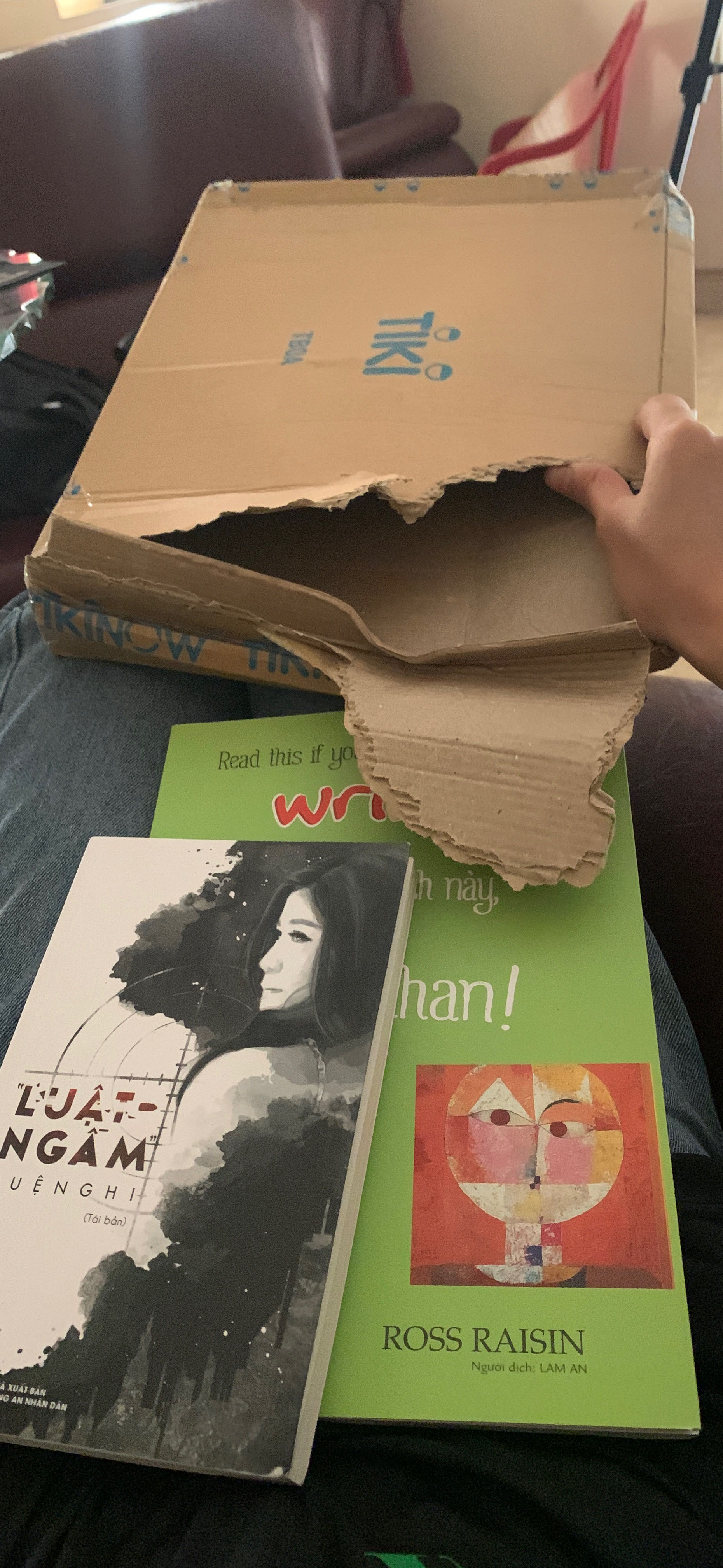 Gói hàng 2 cuốn sách trong 1 cái hộp như vậy? Không có gì bọc lại? Sách cũng ko có màng bọc. Cong các góc sách rất khó chịu. Dù sau này có cong nhưng mua mới lại không kỹ cho khách nên không hài lòng.
Chưa đọc sách nên chưa nắm nhưng chất lượng giấy in và màu mè bố cục sách khá ok.
Order cả 1 tuần do dịch nên thông cảm được