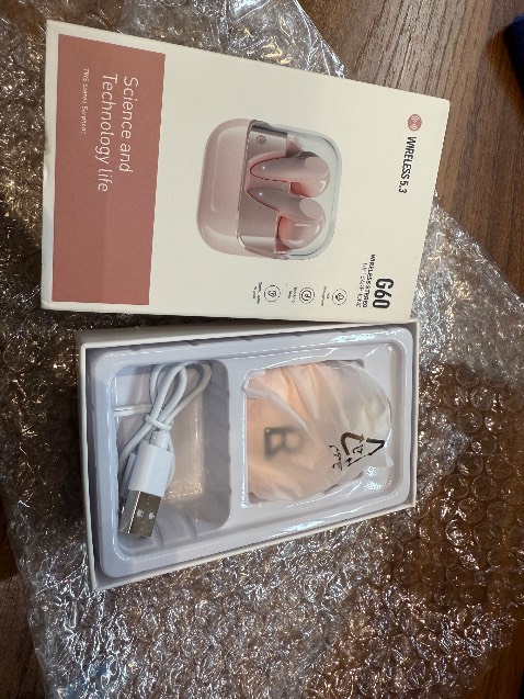 Giao hàng rất nhanh, nhưng âm thanh không ấm, không hay. 
Vấn đề lớn nhất là nghe mà cứ mất kết nối liên tục, mất kết nối tai trái rồi tự kết nối lại, nghe rất bực mình.