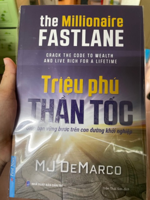 Chất giấy hơi tệ mà ko biết sao giá bìa tới 400k. Bề ngoài thì xấu nhưng nội dung chất lượng, đáng đọc, làm mình thay đổi tư duy rất nhiều.