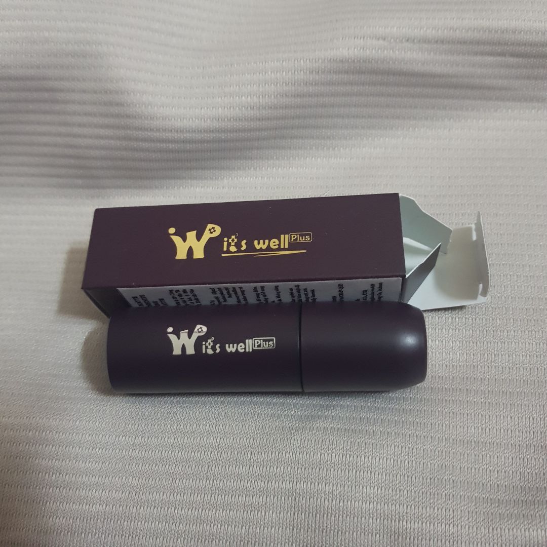 màu 02- theo mình là màu hồng cam,  màu nhạt, hơi bóng do chất son nhiều dưỡng khó tán đều, vỏ màu nâu cầm nhẹ tay. hợp với trang điểm hàng ngày kiểu tự nhiên. Với cây son giá rẻ như vậy thì khá ổn.