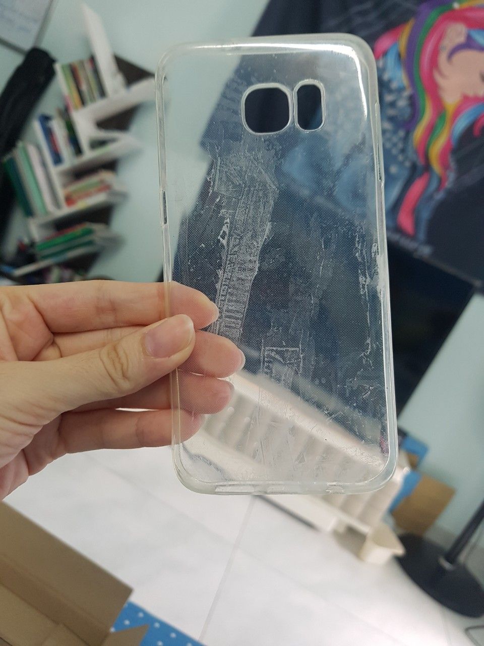 ốp lưng bên shop ko cất trong kho hay lấy của ai dùng rồi giao cho mình vậy??? ốp trong suốt gì mà đục mờ vầy la sao shop??? khá bực mình. chắc ko mua lần 2 nữa