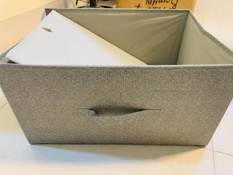 Màu sắc đẹp. Nó kiểu như màu be hoặc màu xám ghi mình nghĩ gọi thế nào cũng đều được, mình đặt khoảng gần 2 ngày thì nhận được hàng. Hộp cứng cáp, tiện lợi, dùng rất thích, tuy nhiên nên để đồ khô ráo, vì chất vải này không ưa ẩm, do vậy mọi người nhớ để đồ văn phòng, hoặc quần áo khô, hoặc đồ lót cho vào hộc tủ cũng được nha! 

Mình trước cũng mua dòng sản phẩm túi thụy điển tương tự của shop Amazon này, đúng là dân sành chơi thì lấy loại này, nó hơi đơn sắc nhưng trông rất nhã nhặn lịch sự, có màu Nâu cafe với Màu Ghi (Màu kem, hoặc màu be). Mỗi loại có ưu điểm riêng, mình thì thích kiểu dáng phong cách này! 
Tiki đóng gói kỹ lưỡng, mình tìm mua trên các sàn khác gần như loại này không có, nay may mà tìm được!! Hàng vải không mùi, ko bám bụi. Đựng được nhiều đồ. Tuy nhiên hạn chế đồ nhọn các kiểu. Chấm cho shop và sp này 5 sao! kekeke