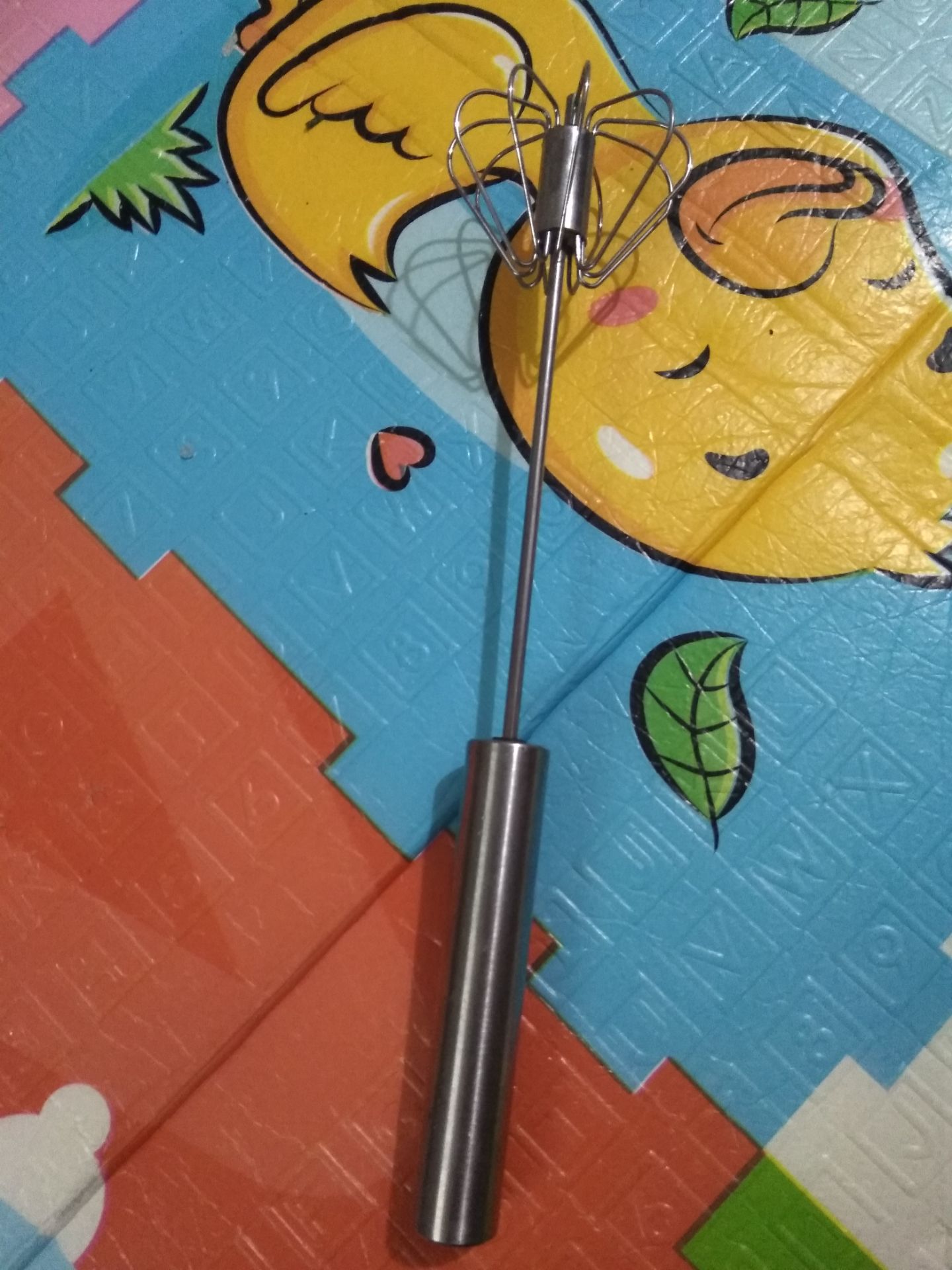 Cây đánh trứng bán tự động dùng rất tiện, dùng ít lực cũng có thể đánh bông trứng. chỉ cần nhấn nhẹ k mất sức. có thể sd khi k có máy đánh trứng.