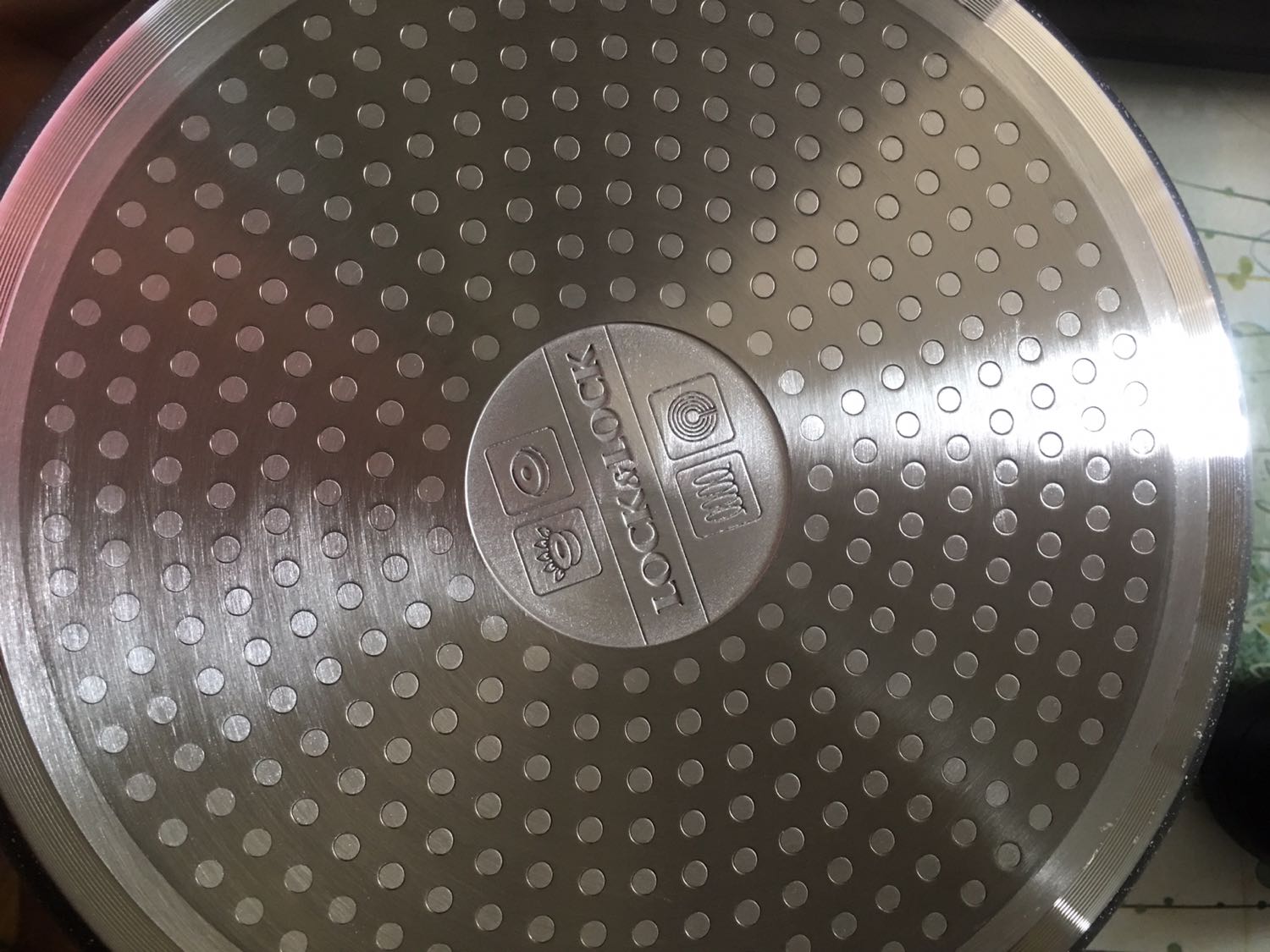 Đóng gói cẩn thận. Kiểu dáng đẹp và sang. Lúc mua không để ý kích thước nên hơi bất ngờ vì nồi hơi to. Không quá dày nên không nặng tay, nhưng cũng không quá mỏng. Tay nồi chắc chắn, cách nhiệt tốt. Nấu đồ ăn nhanh chín, không phải chờ lâu. Lớp chống dính tốt. Trừ 1 sao vì do nắp và nồi không khớp, hơi bị kênh. Nhưng độ kênh không nhiều, khi bê nồi cũng không sợ bị rớt vung, an toàn. Và khi nấu cũng hay phải mở vung với để hé vung nên mình quyết định không đổi hàng.