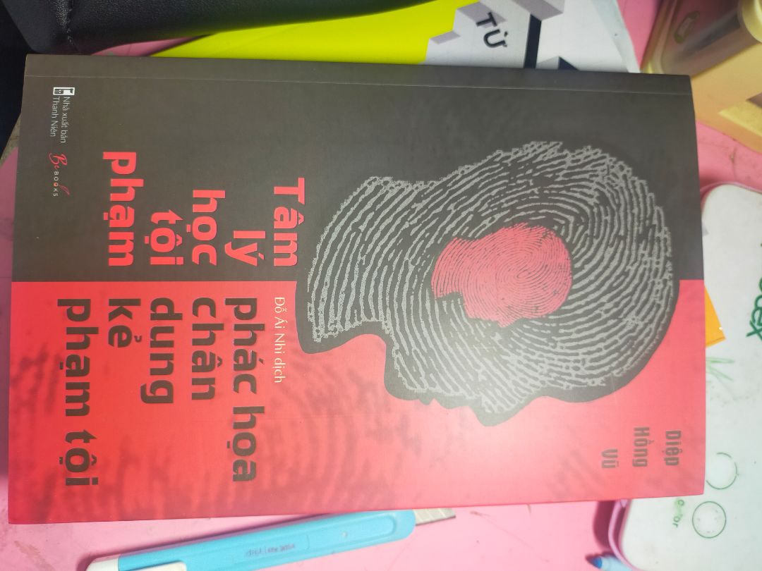 Giao hàng nhanh, bìa đẹp, có đủ bookmart, mình chưa đọc nên cũng chưa rõ nội dung
Sách có vẻ không được mới, ý mình là bìa còn xước nhiều chỗ, cả bookmark cũng vậy, giống với mấy cuốn ở nhà sách, theo mình thì mấy chi tiết này cũng không sao cả nhưng quyển này mình đặt cho bạn mình, khi sách không đạt yêu cầu lắm thì cũng có thể mất uy tín của mình nên mình sẽ đánh giá hơi khó một xí là 4 sao nha