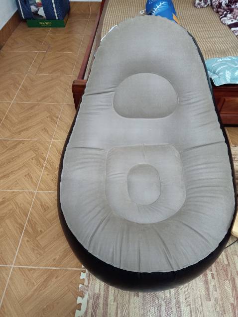 Chất liệu chắc chắn, dày. Thời gian bơm hơi nhanh. Ngồi rất êm và thoải mái. Chỉ có điểm trừ van nên để bên sườn ghế thay vì dưới đáy