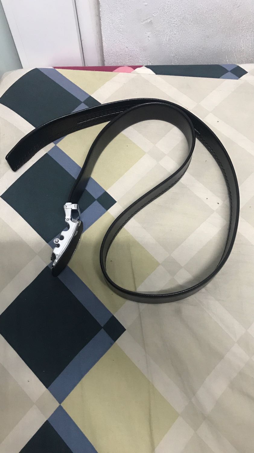 Đầu khoá thắt lưng thiết kế tinh tế đẹp, bóng hơn ảnh shop đăng luôn. Đầu khoá chắc chắn, khá đầm. Phần dây da rất mềm, bóng đeo vào cảm giác dễ chịu. Mua một vài sản phẩm của shop đều thấy rất ưng ý nên ủng hộ shop nhiệt tình. Buôn bán ý tín chất lượng khỏi bàn. Sản phẩm chất, đang mua. Vot 5 sao cho shop.