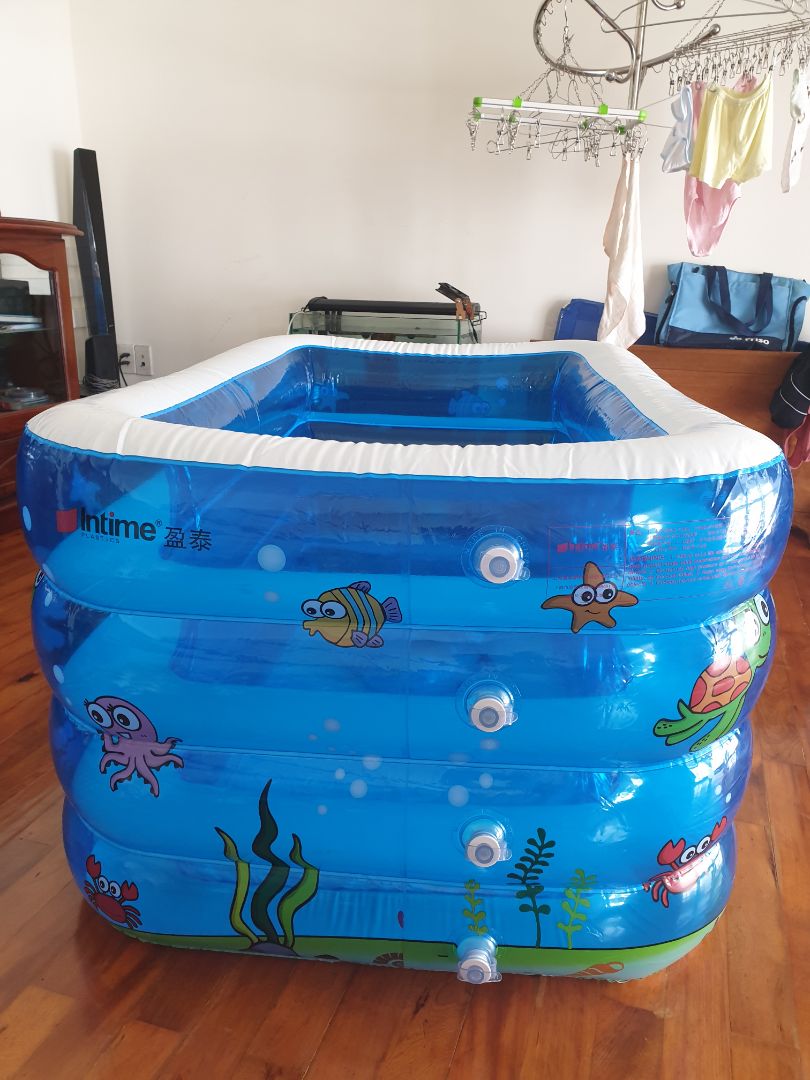 Mình mua hàng của click and buy, sản phẩm giống hình ảnh và mô tả, có 1 vết trầy nhỏ dưới đáy bể, còn lại thì sản phẩm ổn:
1. Có van bơm xả riêng cho từng tầng, nút bơm 1 chiều và nút tháo xả hơi riêng để khi bơm xong gài lại hơi ko bị xì, nút xả lỗ lớn giúp xả nhanh chóng
2. Sản phẩm dày dặn và chắc chắc
3. Đầy đủ phao đỡ cổ, keo vá và miếng đo nhiệt độ nước hình con cá
4. Van xả nước có lắp ống nhựa phía dưới, sp còn kèm theo 1 ống dẫn nối để tiện xả nước.
5. Thành bể khá dày nên kèm phao đỡ thì diện tích lòng bể chỉ chơi được 1 bé