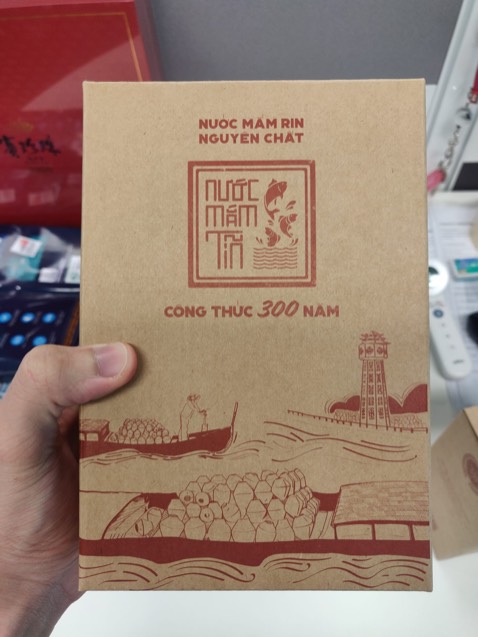 Mình mua 4 chai, shop đóng thùng và lót rất chắc chắn. Mình chỉ cần bọc bên ngoài vài lớp màng xốp để bạn mình xách qua Singapore, các bạn bên đó rất thích. Cám ơn shop