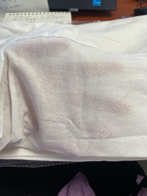 Vải mỏng, thấm mồ hôi. Nên mặc thêm áo lá bên trong sẽ tự tin hơn