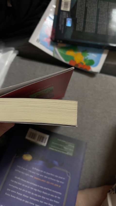 Sách bụi và bẩn hết cạnh giấy, nhìn là biết sách trưng bày để ngoài lâu ý 😭 mình lấy giấy ướt lau thì chỉ mờ đi được ít, chứ nhìn ngoài trông như sách cũ 😭. Ở tập trước thì đầu các chương có hình ảnh bàn tay đặt quân cờ mà sang tập này k thấy có, ảnh so sánh với sách mình mua trực tiếp