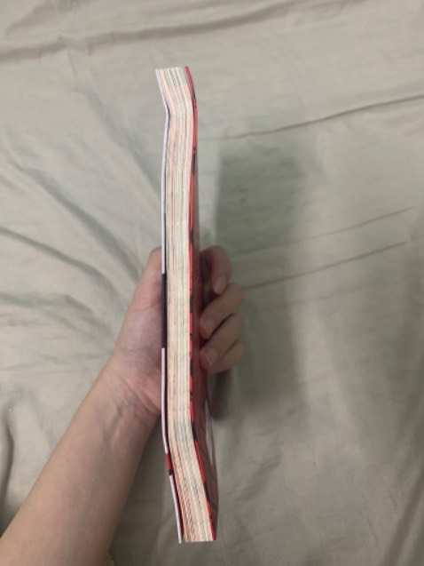 Sách giao về không có seal, đóng gói hơi lỏ nên sách bị cong mất tiu 🥹🥹🥹 Sách giao về không có seal, đóng gói hơi lỏ nên sách bị cong mất tiu 🥹🥹🥹