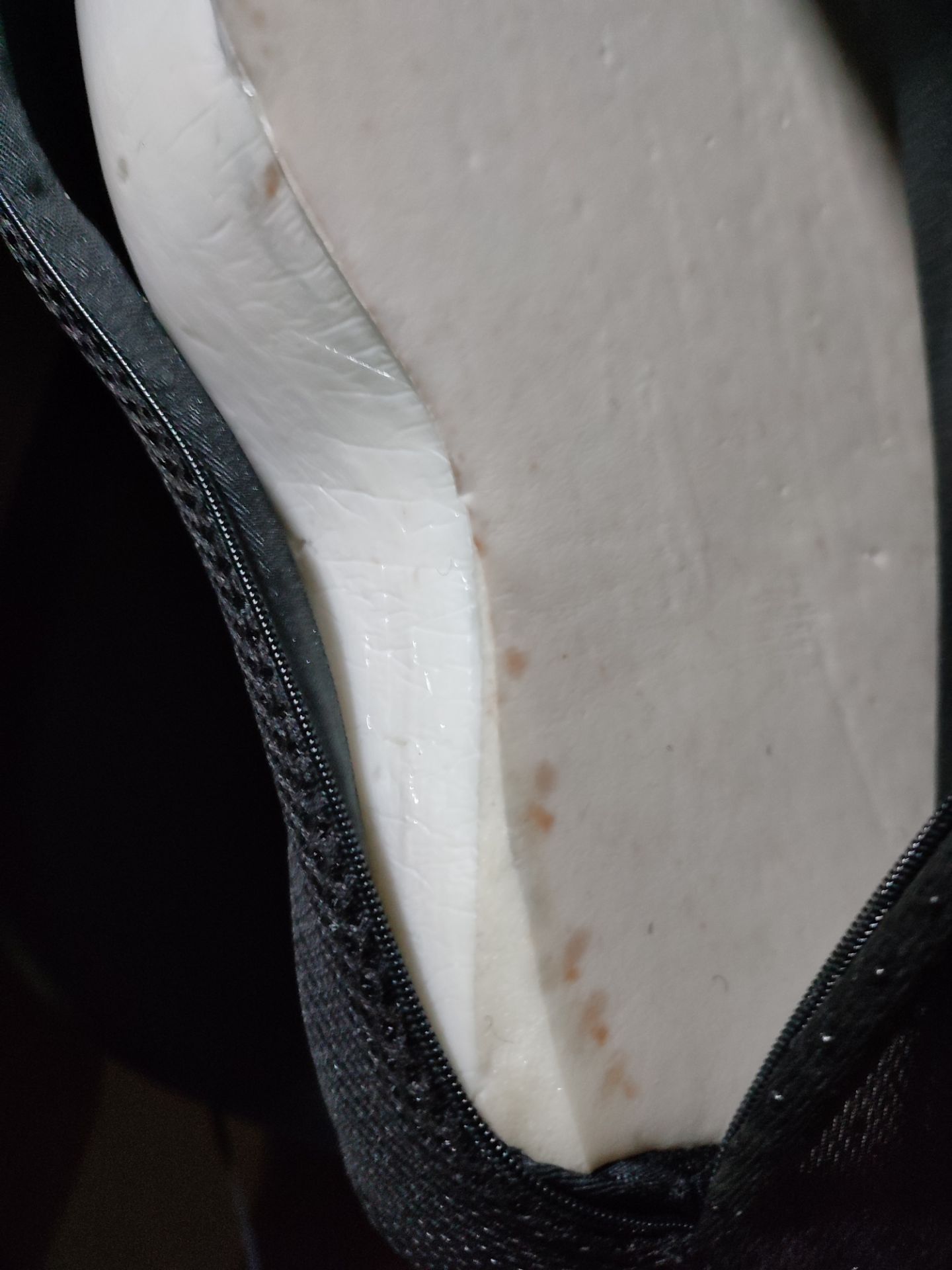 Sản phẩm tương đối tốt, bên ngoài thì bọc khá đẹp nhưng bên trong hơi bẩn có lông sợi gì đó và cao su thủng lỗ chỗ. Ngồi thì êm, đỡ đau mông hẳn khi ngồi lâu nhưng bị bí với nóng. Trừ thêm 1 sao do tờ cảm ơn thái độ lồi lõm. Sửa lại dùm thành quý khách gặp vấn đề vui lòng liên hệ shop trước khi đánh giá thì thiện cảm hơn nhá.