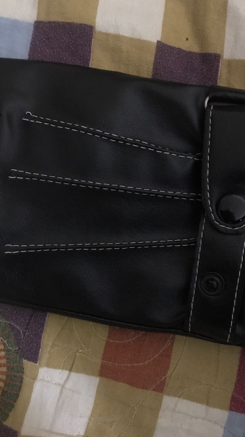 Gang tay đẹp. Da bóngđộ co giãn tốt. Đường may chắc chắn. Thiết kế được biệt cho phép thoải mái dùng điện thoại cảm ứng luôn. Găng tay ấm tiện dùng. Lớp bên trong giống như nhung ấy đeo rất dễ chịu và ấm, không có cảm giác cấn tay. Sản phẩm tốt 5 sao.