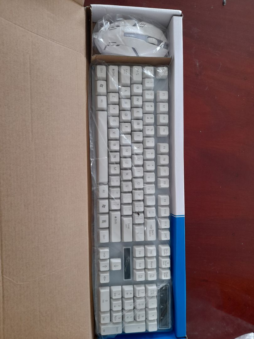 với mức giá này sở hữu bàn phím như này cũng okay, mà số trên bàn phím là dán, mới đầu tưởng khắc lên. Nhưng giá rẻ thật.