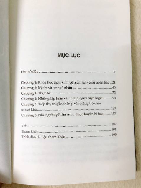 Sách tốt, đẹp mặc dù ko được bọc kính. Nội dung có vẻ khá là hay (mình chỉ mới đọc sơ qua thôi). Quyển sách này có một bản của NXB Lao Động được dịch "Nghệ thuật tư duy phản biển" đắt hơn nữa do ngoại hình bắt mắt hơn, nên thấy vui vui khi mua trúng quyển này, với phần dịch cũng rõ ràng dù bìa ko đẹp bằng. Ngoài ra sau mỗi phần còn có vài trang trống để ghi chú nữa.