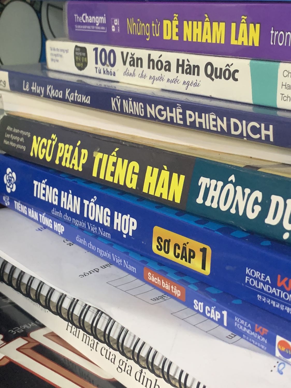 Bạn nào học sơ cấp thì nên mua cả bộ và sách bài tập giải, dễ hiểu lắm.