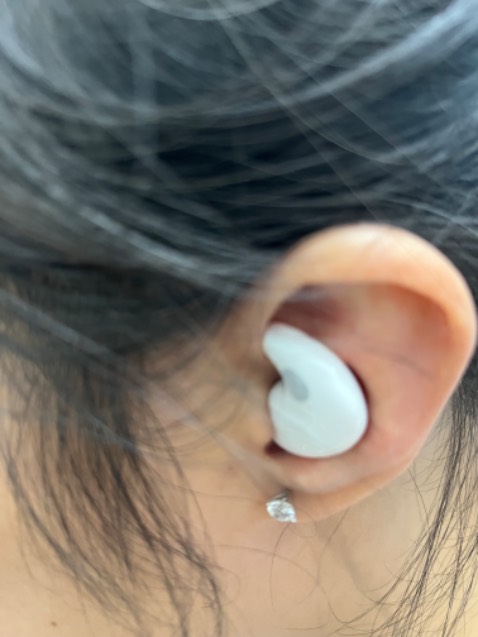 Dùng được hơn 1 tuần mới để lại đánh giá. Hàng nguyên seal, nhận hàng rất thích. Tai nghe nhỏ gọn, mịnh thuộc diện tai nhỏ nhưng nhét vẫn vừa tai. Pin lâu nghe đc 4 tiếng. Hộp sạc nhỏ gọn, sạc thêm đc 2-3 lần cho tai nghe nữa. Âm thanh tạm ổn thôi, nhưng mình dùng để thể dục và nằm nghe tiếng anh rất tiện nha