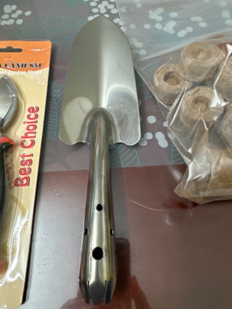 Mình thich vì vừa tay làm đat vun xoi cay cảnh