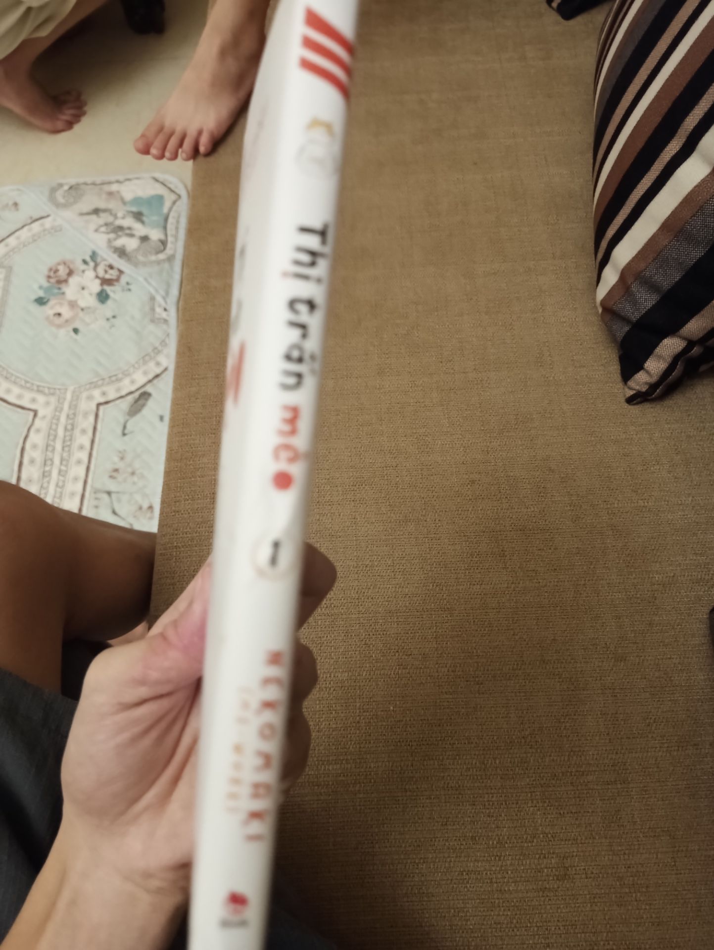 quyển này phải nói là tiki quá cẩu thả, còn không thèm bọc hàng, để khi vận chuyển về hàng như này. Không muốn phải khó tính j, nhưng dạo này gần như lần nào mình mua cũng có một món có vấn đề. Xin làm ơn, đã mua hàng, trả tiền, thì làm việc cũng xin có tâm chút. Ít lần thì không nói, nhưng nhiều lần thì người mua ko muốn cũng phải nói.