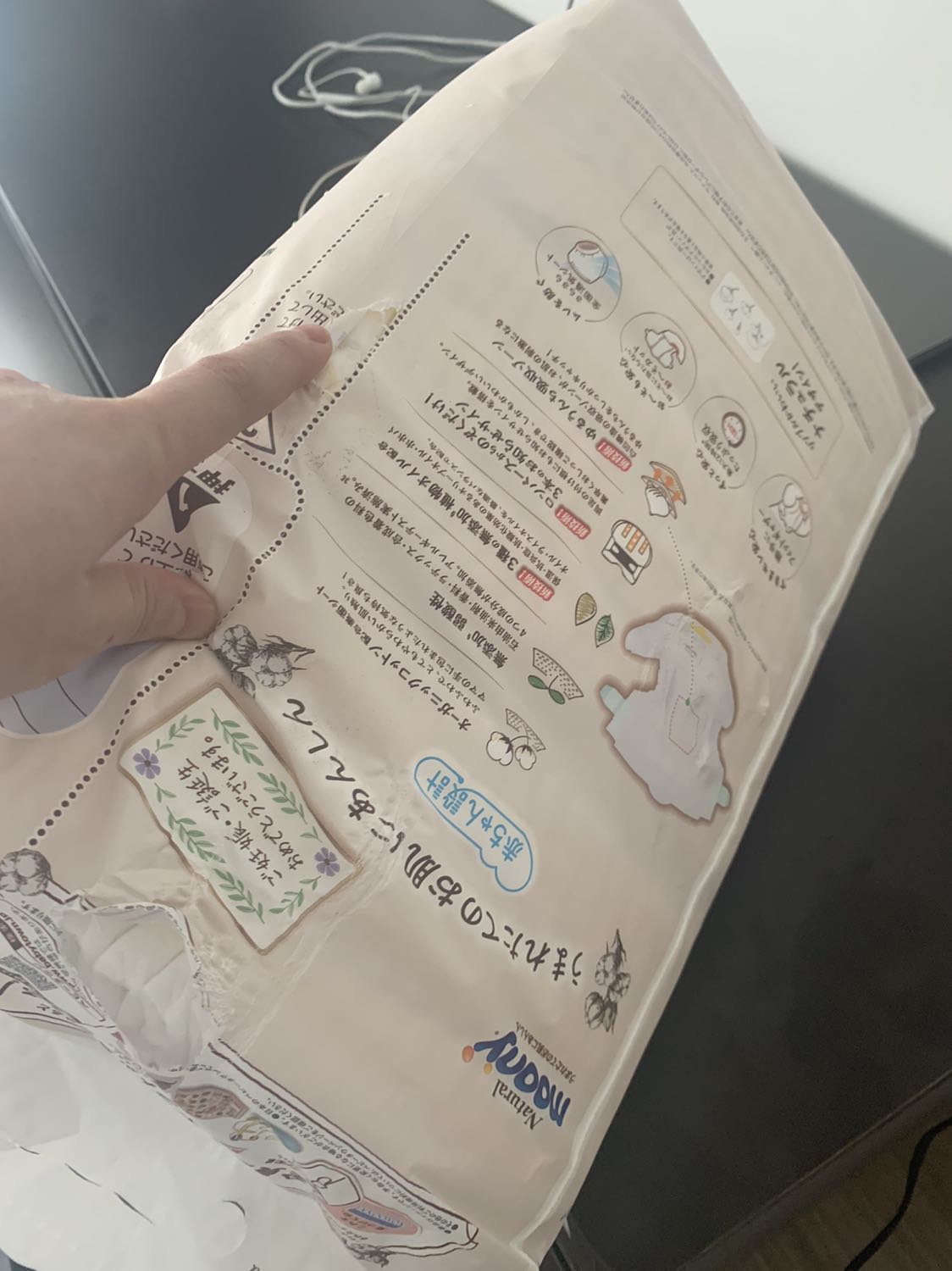 Hàng cao tiền mà gói hàng vận chuyển tệ, nhận hàng xong thấy gói hàng rách tùm lum. Đang trong dịch nên khi nhận hàng xịt cồn ướt bọc cho an toàn, nhưng rách vậy nên xịt bị thấm vào trong. Dùng cho bé rất mất vệ sinh. Hàng cao tiền mà gói hàng vận chuyển tệ, nhận hàng xong thấy gói hàng rách tùm lum. Đang trong dịch nên khi nhận hàng xịt cồn ướt bọc cho an toàn, nhưng rách vậy nên xịt bị thấm vào trong. Dùng cho bé rất mất vệ sinh.