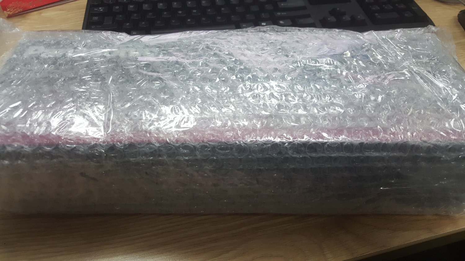 Mình đặt máy tạo kiểu tóc này vào ngày 27/1, thanh toán qua Momo và sử dụng voucher 250K bên Momo. Đúng ra mình có thể đặt được món hàng này từ ngày 26/1, nhưng không thể thanh toán do đơn hàng không được tạo( dù số dư của mình thừa để thanh toán). Mình có liên hệ với bên Tiki vào sáng ngày 27/1, sau đó mới có thể thanh toán bình thường. Trước đây mình mua hàng trên Tiki, giao hàng tiêu chuẩn cũng chỉ nội trong 1 -3 ngày là có sản phẩm giao đến tay. Với đơn hàng này, mình thấy đóng gói hàng xong ngày 28/1, sẵn sàng đi giao. Vì vậy nên mình liên hệ luôn BP CSKH để hỏi cụ thể tình trạng đơn hàng, và được các bạn cho biết là ra tết mới giao hàng được. Lúc đó khá thất vọng, dù biết cận tết thì sẽ khó khăn hơn, nhưng không đến mức là 1 tuần không thể chuyển được sản phẩm từ kho HCM ra HN. 
Đến sáng nay(1/2/19) thì các bạn bên tiki gọi báo nhận hàng, mình đánh giá cao nỗ lực của các bạn!
Tiki bọc hàng rất cẩn thận, và có tag "đồ dễ vỡ" dán ngoài hộp. Trong có đầy đủ phiếu bảo hành cũng như sách hướng dẫn sử dụng. Tuy nhiên mình thấy vỏ hộp được dán mã vạch, chứ không phải in cùng vỏ hộp như những sản phẩm khác, khiến mình đặt câu hỏi nghi vấn với chiếc máy này. Mong Tiki đọc được và sớm phản hồi lại với mình.