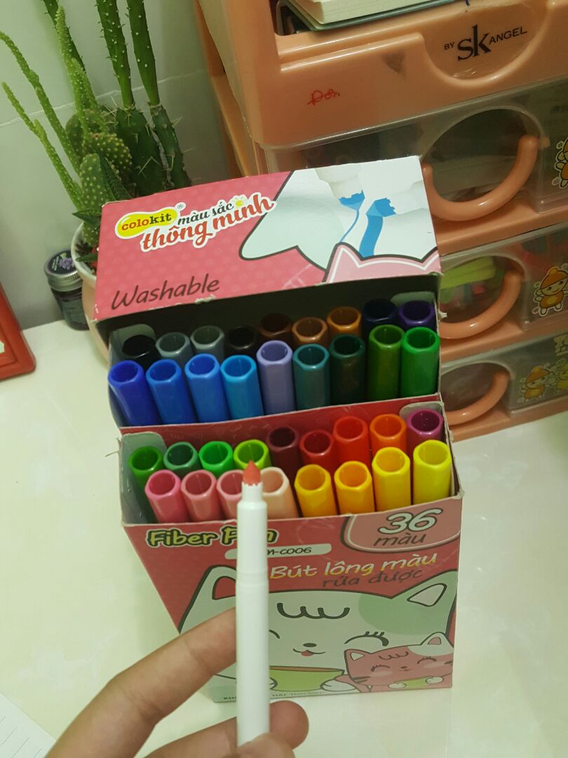 màu rất đẹp , chỉ có màu dạ quang là ko đẹp thôi chắc kèm theo để highlight,  nét đi mềm mại , đều màu , thích hợp để viết calligraphy,  còn vẽ thì  cũng được . nói chung là sản phẩm rất tốt đáng tiền mua nha màu rất đẹp , chỉ có màu dạ quang là ko đẹp thôi chắc kèm theo để highlight,  nét đi mềm mại , đều màu , thích hợp để viết calligraphy,  còn vẽ thì  cũng được . nói chung là sản phẩm rất tốt đáng tiền mua nha