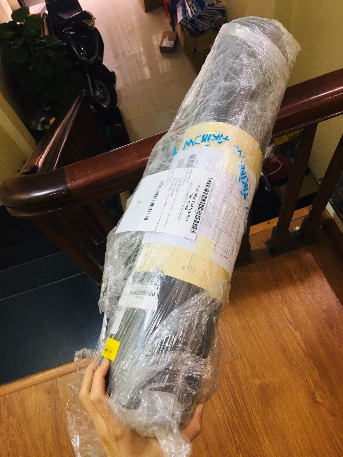 Màu sắc khá nét, không bị loang như nhiều hàng trôi nổi khác
Thảm rộng và dài nên tập khá thoải mái
TRên nền đá hay gạch hay gỗ đều bám sàn tốt.
Túi đựng tiện lợi dễ mang đi mang lại
Dây cũng chắc chắn lắm các cccm ạ! 
Em là cho 9,8 điểm. nhé…