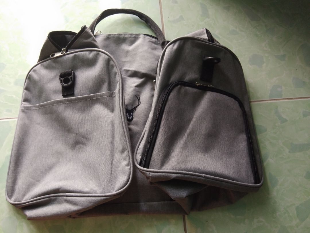 Tiki giao hàng nhanh, đóng gói cẩn thận. Anh shipper thân thiện, lịch sự. 
Túi xách đẹp, có ngăn để giày, như hình. Bên trong túi có 1 ngăn chính, 2 ngăn nhỏ đựng giấy tờ, vật linh tinh. Bên ngoài, bên trái có 1 ngăn nhỏ, bên phải là ngăn đựng giày. So với giá 89k là rất ổn.