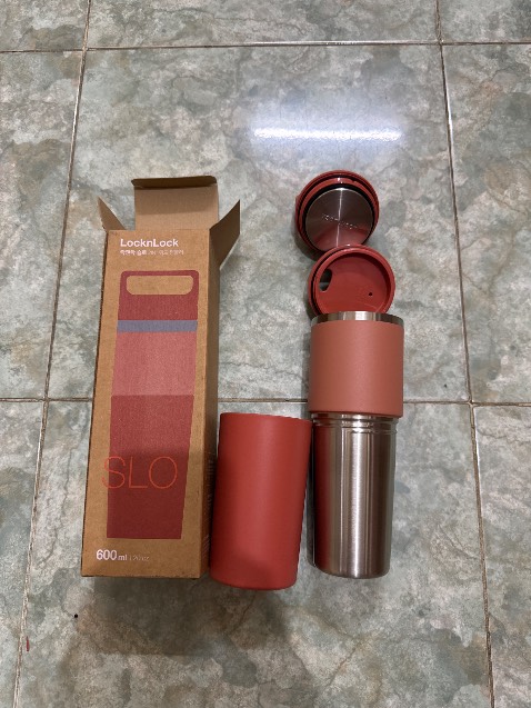 Chi tiết khá tiện dụng, 2 lớp giữ nhiệt, ly nhựa bên ngoài chỉ để nước thường, có nắp chặn chống trào khi uống, màu sắc lạ đẹp