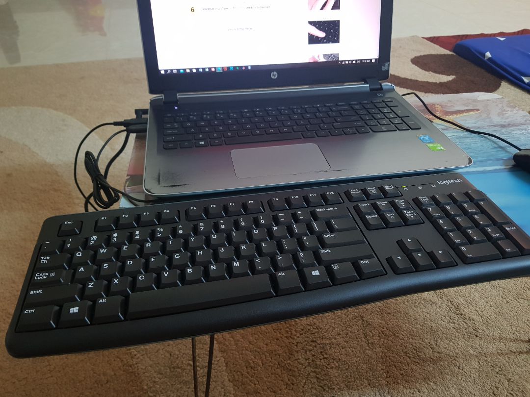 Giao hàng rất nhanh, đóng gói hộp còn bị hơi nát ở 2 góc như hình nhưng cái này khó mà tránh được.
Về trải nghiệm sản phẩm, mình *** các phím đều nhận, một số tổ hợp 2 phím, 3 phím cơ bản đều dùng bình thường. Phím gõ êm, mình cũng không hay đánh văn bản nhiều nên không rõ gõ lâu có mỏi tay không. Nói chung là trải nghiệm ổn.