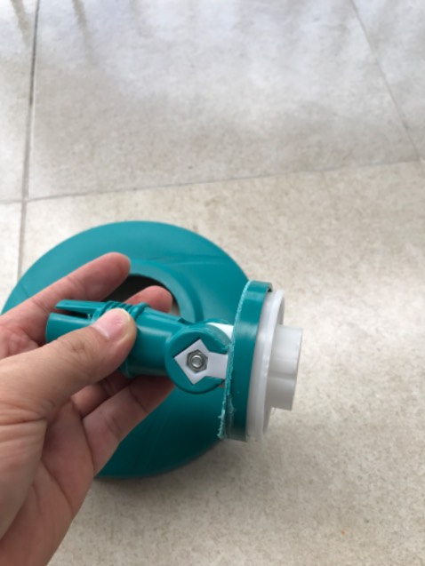 Tôi viết đánh giá này không phải để dìm hàng mà mô tả cụ thể chất lượng sp bằng trải nghiệm của chính mình: Hàng mỏng mảnh, không chắc chắn. Tôi dùng được 1 tháng đã hỏng. Đặc biệt cái cổ của cây lau rất ật ưỡng, đang xoay để vắt thì lại ật ngang ra. Chán!